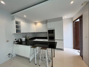 Refrigerador, horno, placa de cocina
