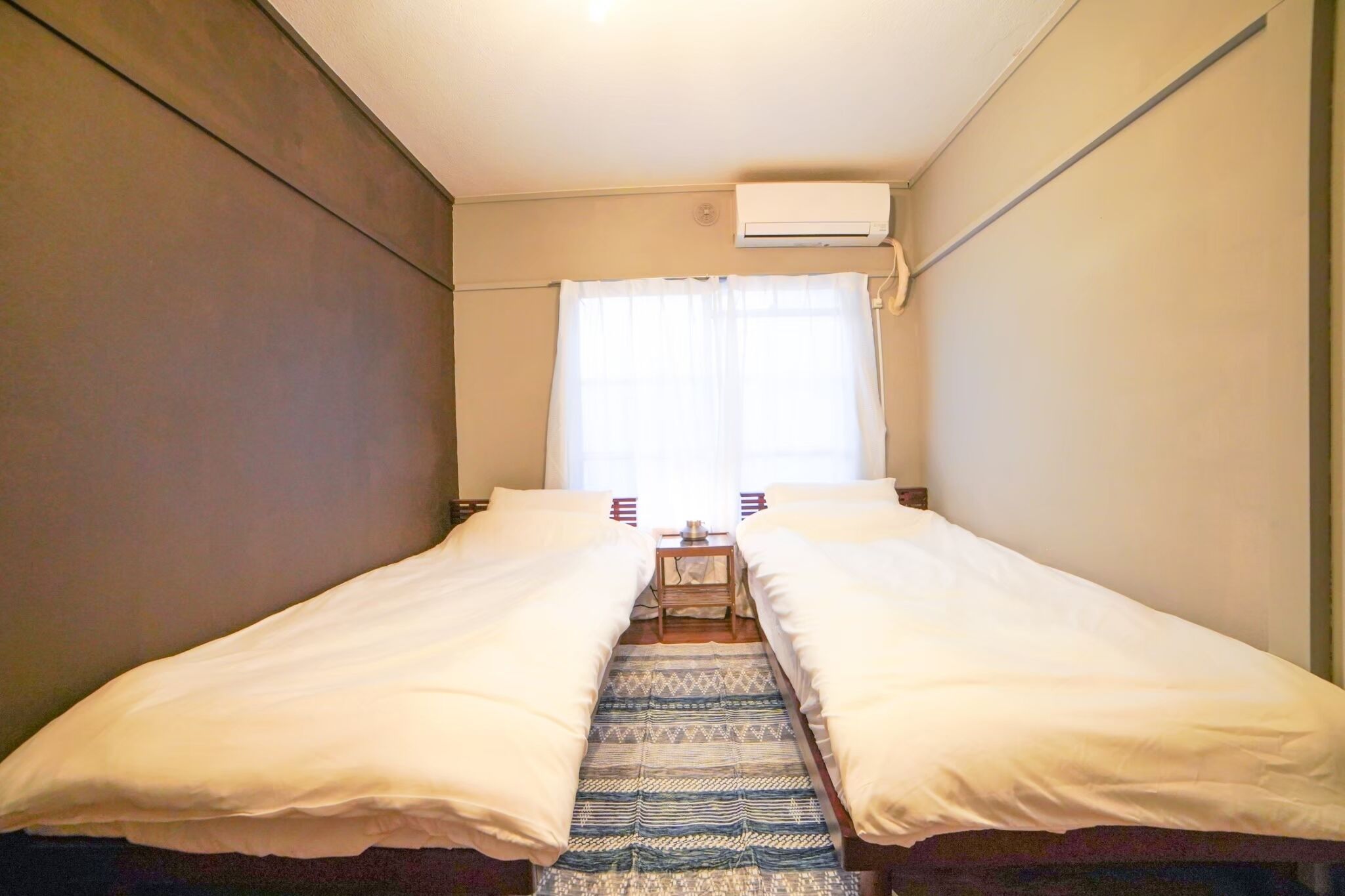 Cortinas blackout, tabla de planchar con plancha y wifi gratis 