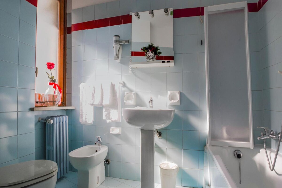 Un baño con inodoro, bidé, lavabo y bañera.