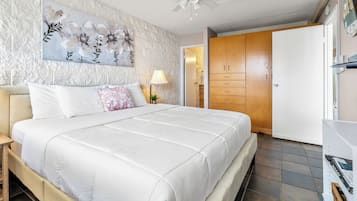 Tabla de planchar con plancha, wifi gratis y ropa de cama