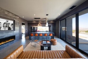Smart TV, fireplace