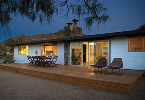 Outdoor dining - Desert Muse - Midcentury Retreat w Pool + Views (Joshua Tree)