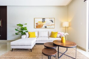 Luxury-Apartment, Poolblick | Wohnzimmer