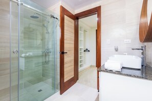 Appartement Luxe, vue piscine | Salle de bain