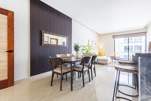 شقة فاخرة - بمنظر للمسبح | غرفة لتناول الطعام