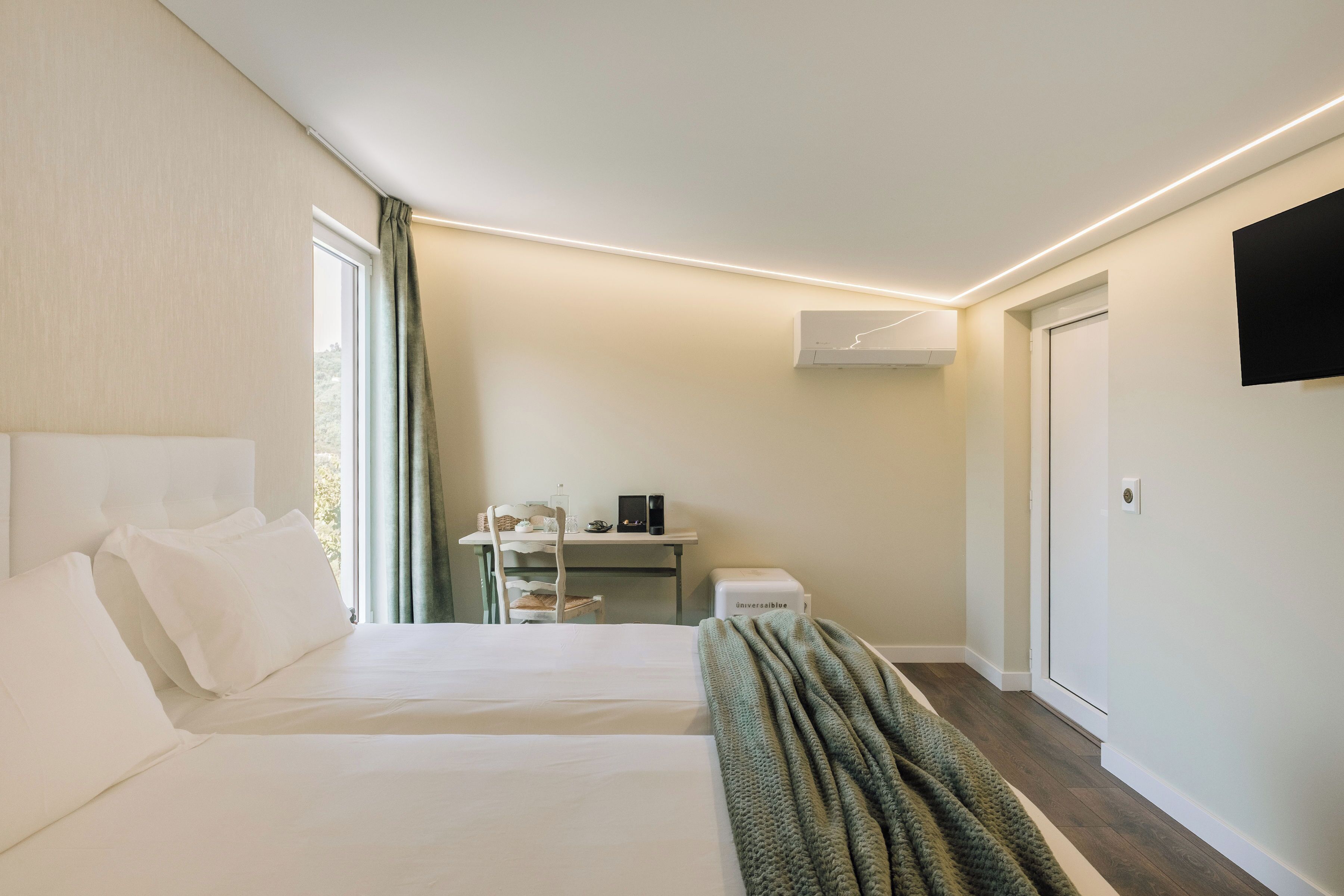 Deluxe Twin Room, Mountain View | Egyptian cotton sheets, premium bedding, down comforters