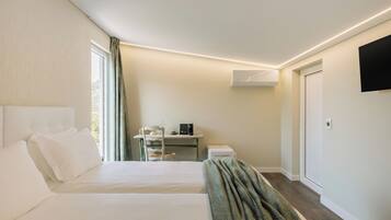 Deluxe Twin Room, Mountain View | Egyptian cotton sheets, premium bedding, down comforters