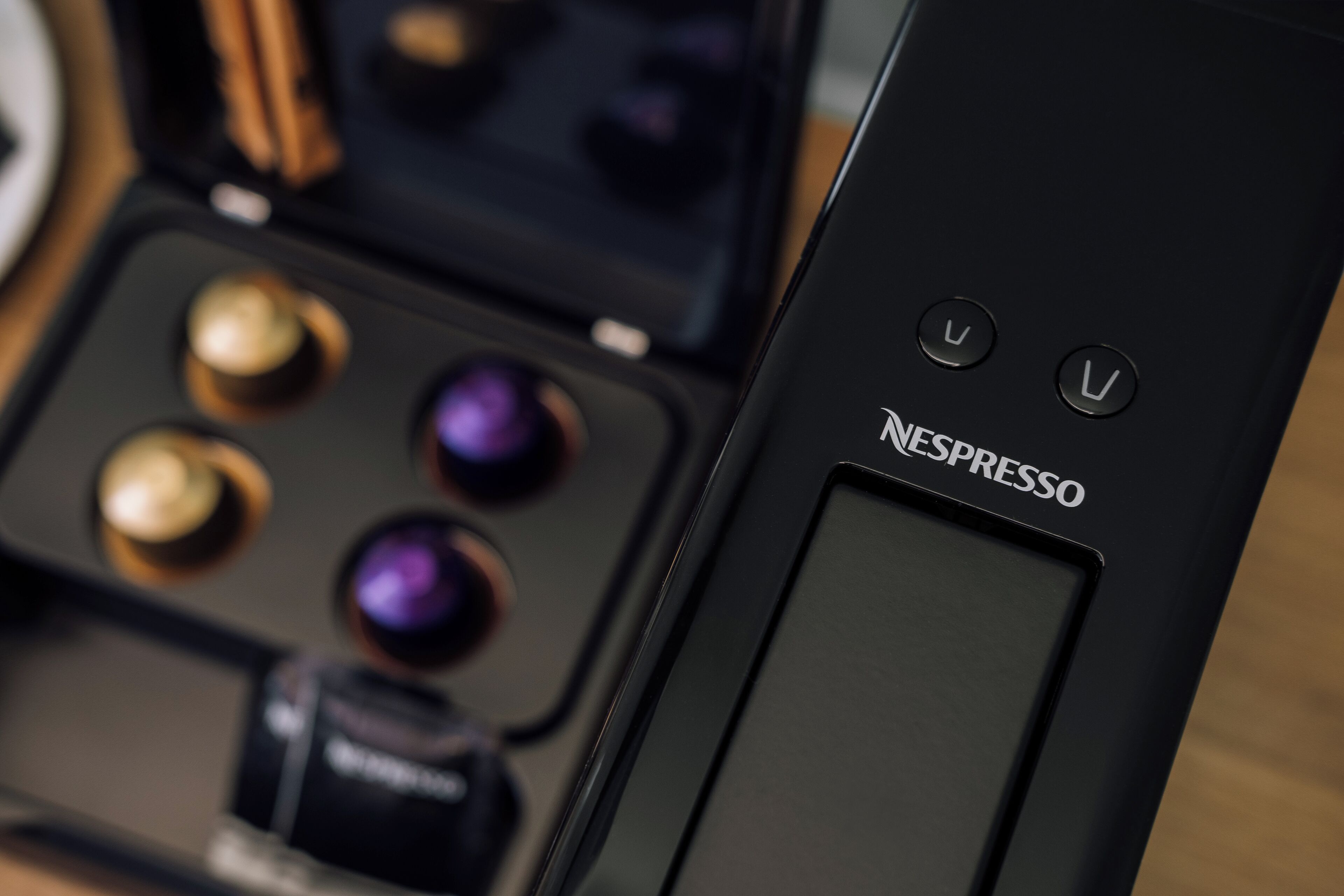 Une machine à café Nespresso dotée d’un panneau de commande et d’un compartiment pour les capsules de café.