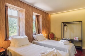 Comfort Twin Room, Mountain View | Meja, langsir/tirai gelap terus, kalis bunyi, Wi-fi percuma