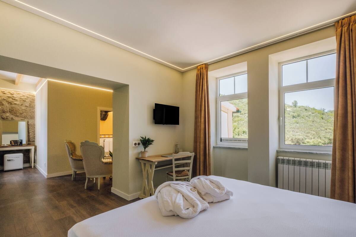 Deluxe Suite, Mountain View | Egyptian cotton sheets, premium bedding, down comforters