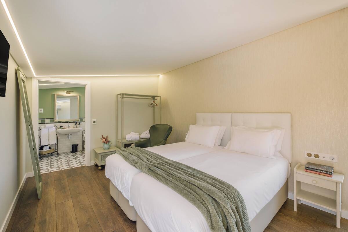 Deluxe Double or Twin Room, Mountain View | Egyptian cotton sheets, premium bedding, down comforters