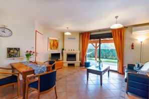 Televisión y chimenea 