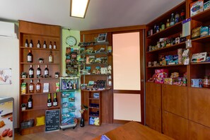 Gift shop - Holiday Home 'Hyacinthe' with Shared Pool, Wi-Fi and Air Conditioning (Castelnaud-la-Chapelle)