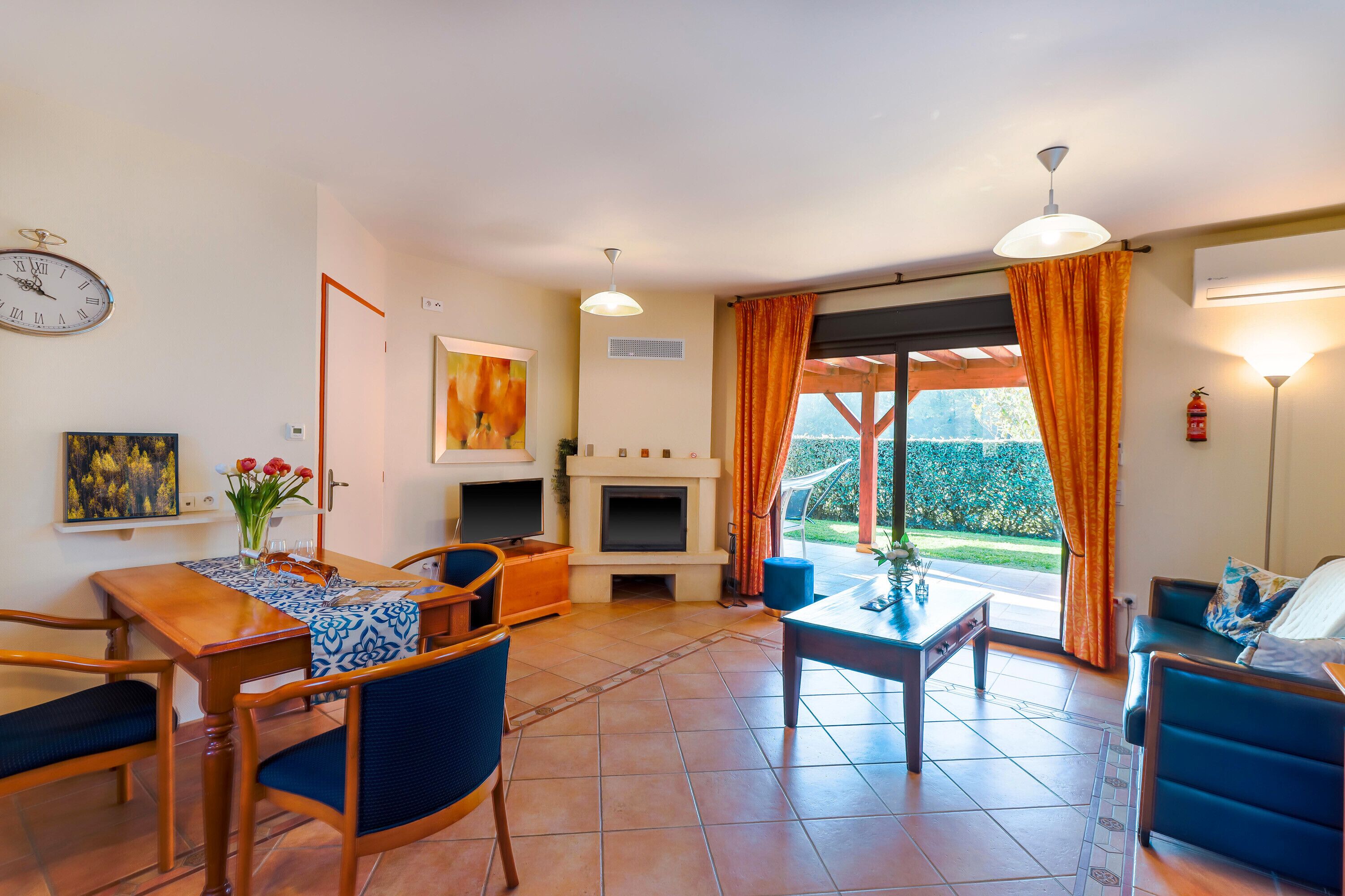 Télévision, cheminée