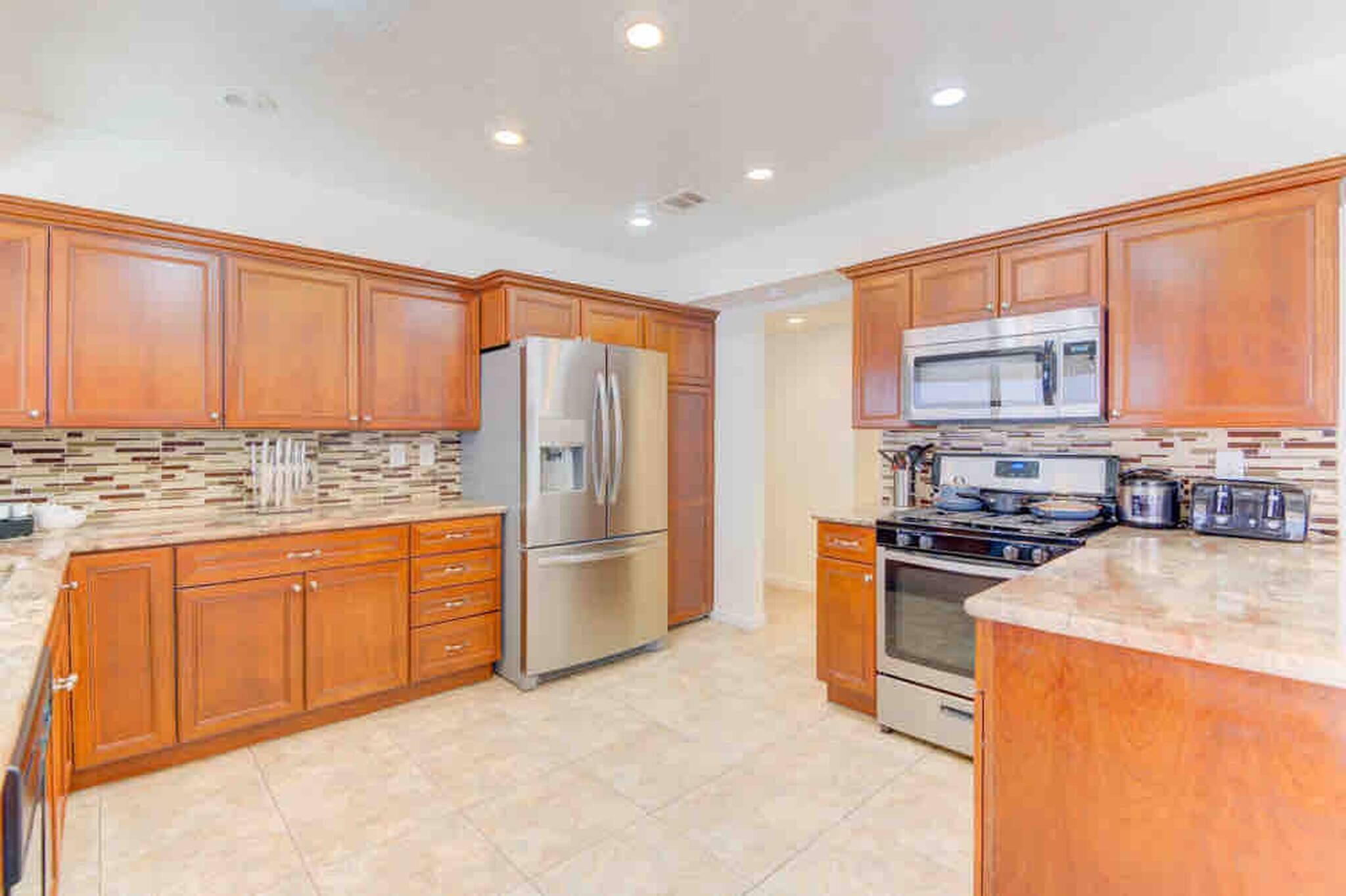 Frigorifero, microonde, forno, piano cottura