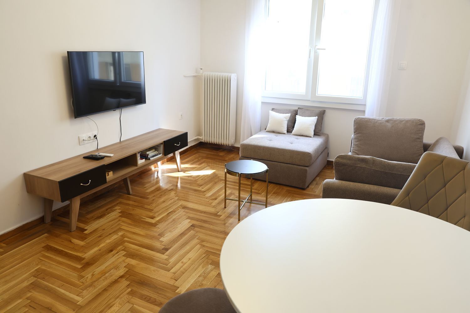 Departamento Confort, cocina | Área de sala de estar | Smart TV de 40 pulgadas con canales digitales 