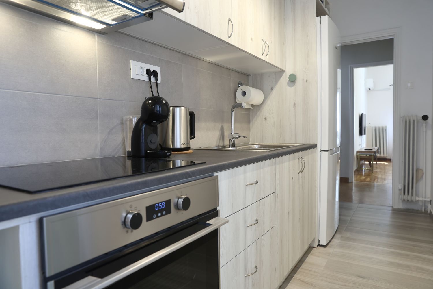 Apartament Comfort, cuina | Cuina privada | Frigorífic gran, forn, placa de cuina i cafetera i tetera 