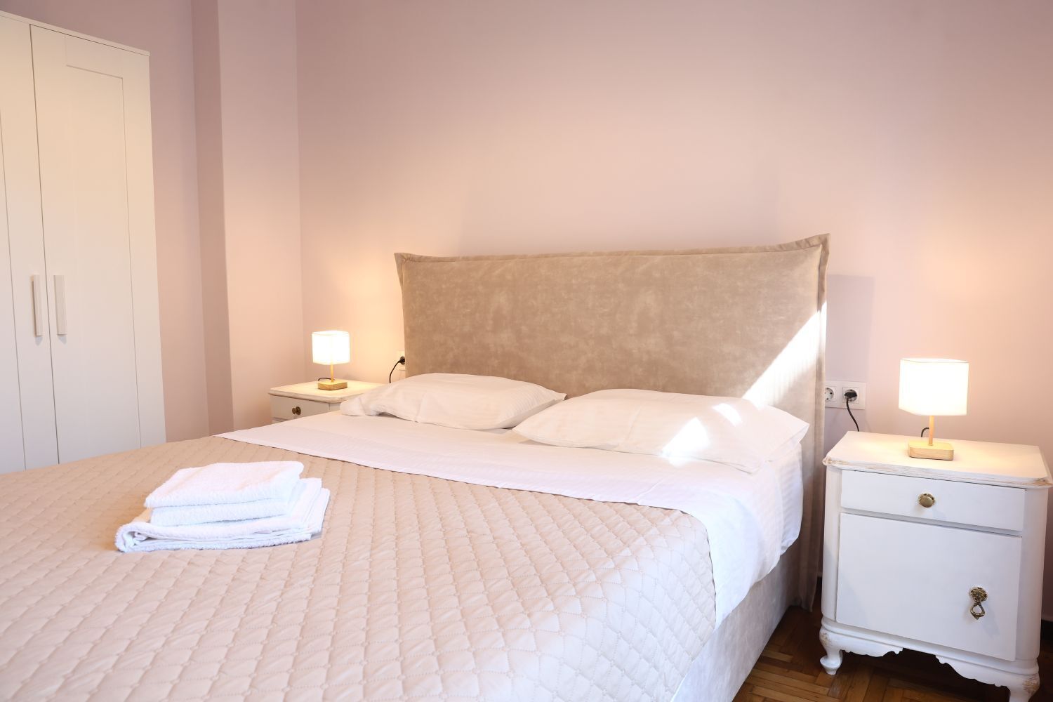 Departamento Confort, cocina | Tabla de planchar con plancha, wifi gratis y ropa de cama 