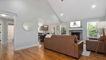 Fernseher, Kamin, Tischfußball