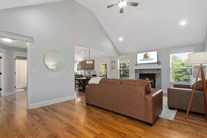 Televisie, een open haard en tafelvoetbal