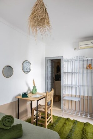 Kamar Double Deluks, pemandangan halaman | Brankas dan Wi-Fi gratis