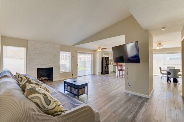 TV - Special Sale! King Bed! EV Charger! Rain Shower! (Las Vegas)