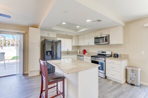 Fridge, microwave, oven, dishwasher - Special Sale! King Bed! EV Charger! Rain Shower! (Las Vegas)