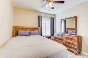 3 bedrooms, iron/ironing board, Internet, bed sheets - Special Sale! King Bed! EV Charger! Rain Shower! (Las Vegas)