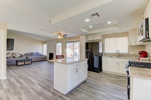 Fridge, microwave, oven, dishwasher - Special Sale! King Bed! EV Charger! Rain Shower! (Las Vegas)