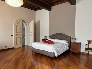6 chambres, fer et planche à repasser, lit de bébé portatif