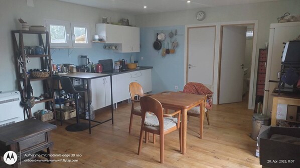 Fridge, oven, stovetop, coffee/tea maker