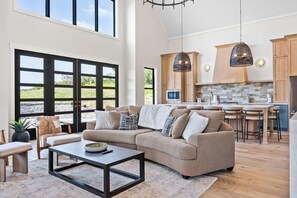 Tv, eldstad och kontor