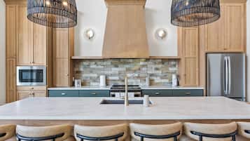 Køleskab, mikrobølgeovn, ovn, kogeplade