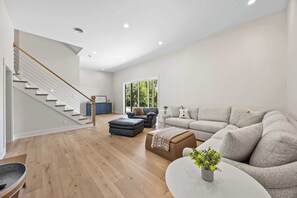 Tv, eldstad och kontor