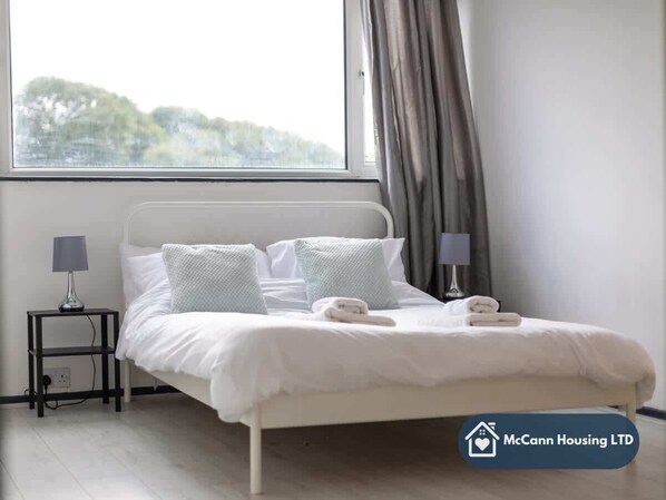 3 habitaciones, tabla de planchar con plancha, wifi y ropa de cama