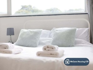 3 bedrooms, iron/ironing board, WiFi, bed sheets - Spacious Apartment | Complimentary Parking | Close to Hyde Park (Woodhouse)