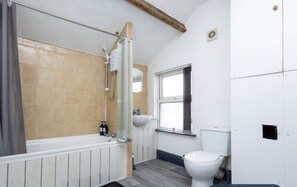 Shower, towels - Spacious Apartment | Complimentary Parking | Close to Hyde Park (Woodhouse)