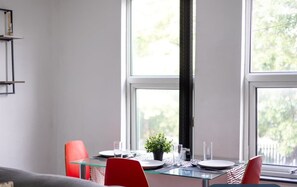 Dining - Spacious Apartment | Complimentary Parking | Close to Hyde Park (Woodhouse)