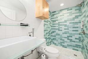 Douche, séchoir à cheveux, serviettes fournies