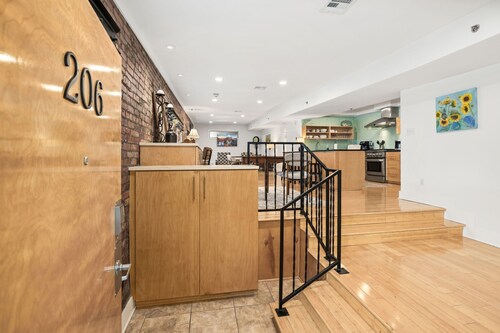 West Dickson Loft-IN Entertainment District