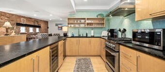 West Dickson Loft-IN Entertainment District
