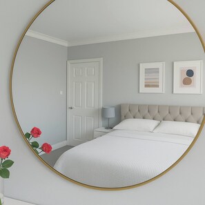 3 habitaciones, tabla de planchar con plancha, internet y ropa de cama 