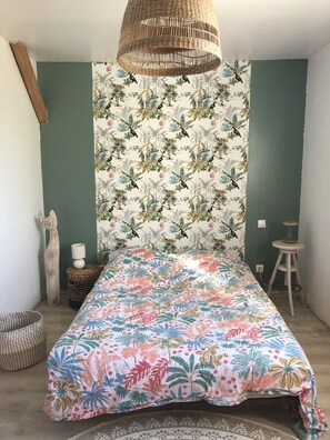 4 bedrooms, iron/ironing board, internet, bed sheets