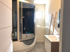 Dusche, Haartrockner, Handtücher, Toilettenpapier