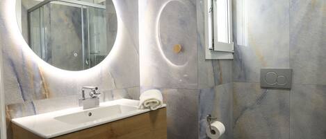 Dusche, Haartrockner, Handtücher, Seife