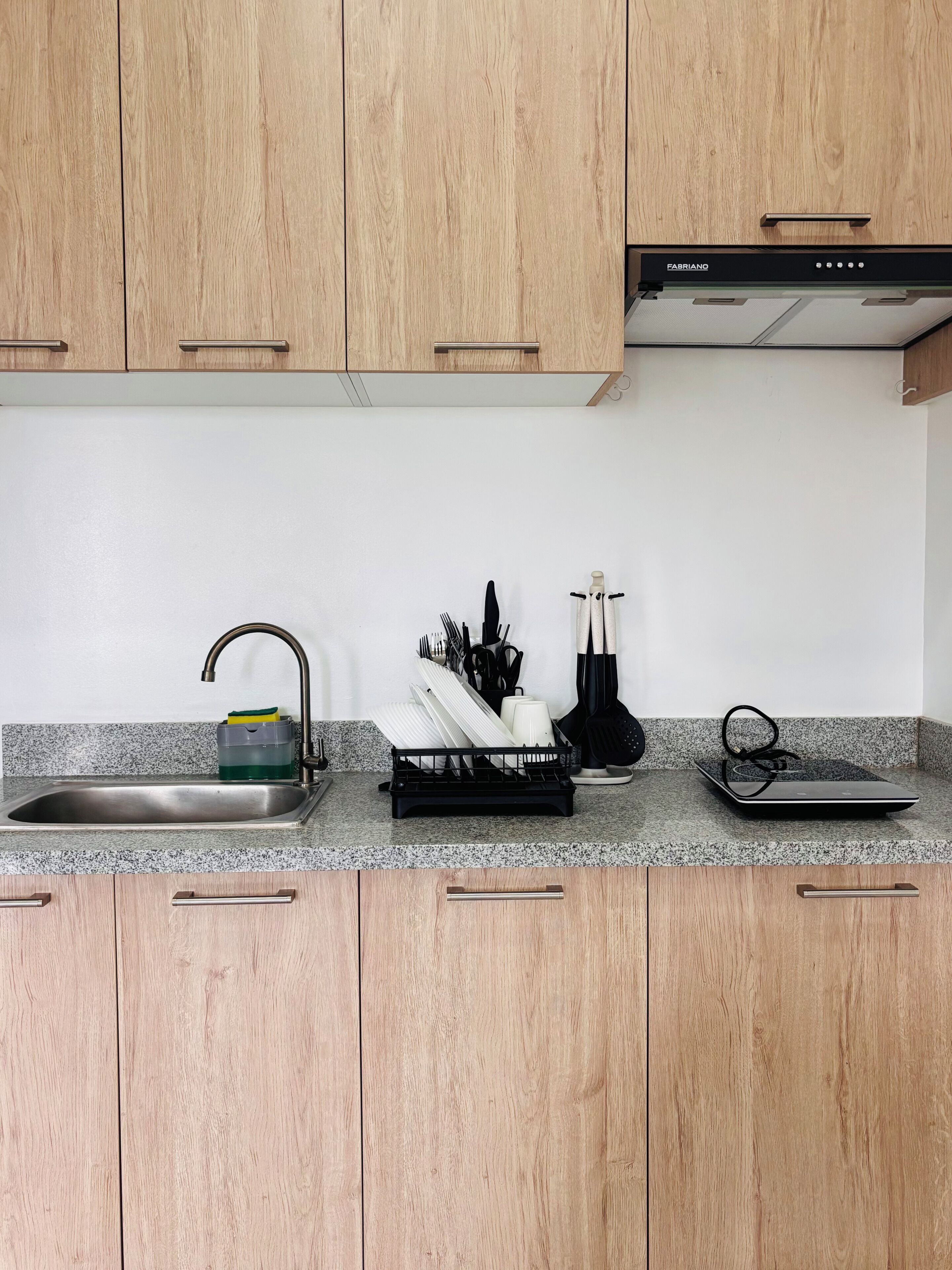 Jääkaappi, mikroaaltouuni, liesi, keittoastiat/astiat/ruokailuvälineet