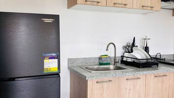 Refrigerador, microondas, placa de cocina