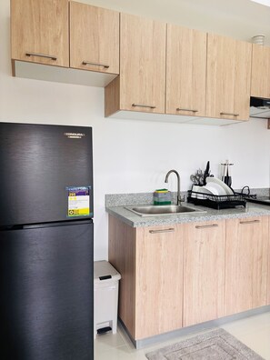 Geladeira, micro-ondas, cooktop, talheres/pratos/utensílios de cozinha