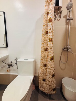 Een douche, een haardroger, handdoeken