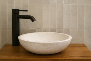 Regadera, secadora de cabello, toallas 